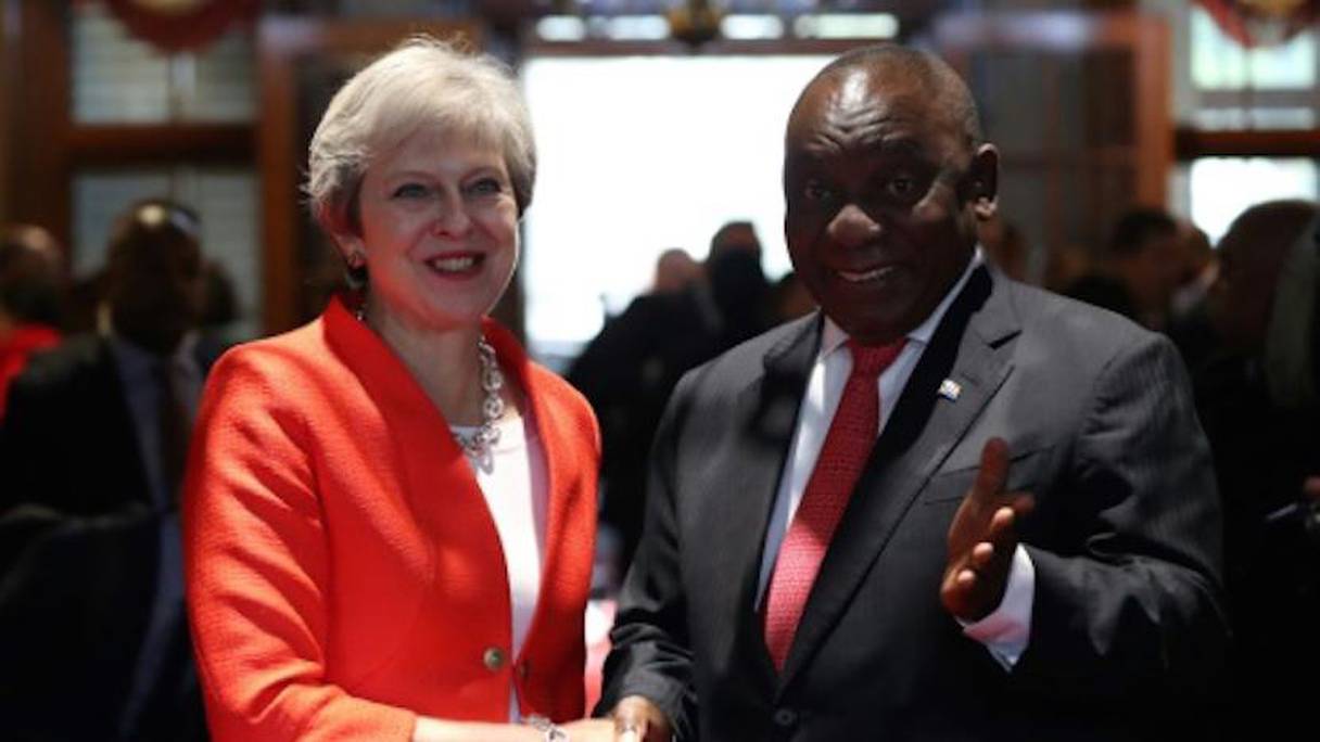La Première ministre Theresa May est saluée par le président sud-africain Cyril Ramaphosa au Cap le 28 août 2018, première étape d'une tournée de la dirigeante britannique en Afrique. 