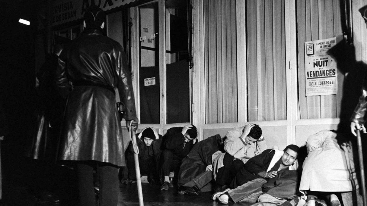  Des manifestants algériens arrêtés à Puteaux, à l'ouest de Paris, lors de la manifestation pacifique, le 17 octobre 1961. Il y a 60 ans, 30 000 Algériens venus manifester pacifiquement à Paris subissaient une violente répression. Bilan officiel : trois morts et soixante blessés, très loin de la réalité selon les historiens. 