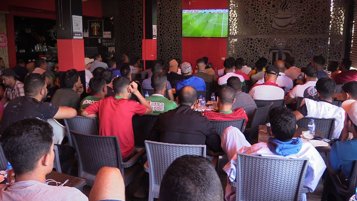 Supporters marocains et mauritaniens à Nouakchott lors de la rencontre Maroc-Croatie.