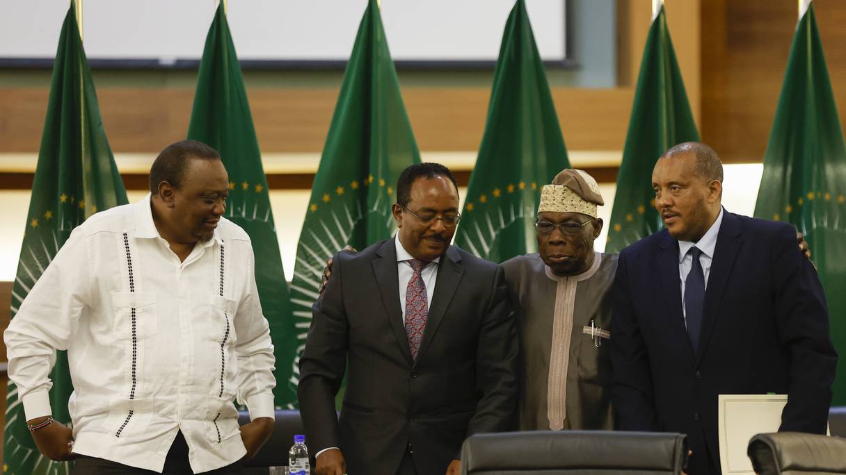 Le président kényan Uhuru Kenyatta (L), Redwan Hussein (2e L), représentant du gouvernement éthiopien, envoyé spécial de l'Union africaine dans la Corne de l'Afrique et ancien président nigérian Olusegun Obasanjo (2e R) et Getachew Reda (R), représentant du peuple du Tigré Front de libération (TPLF), veille à la signature d'un accord de paix lors d'une conférence de presse concernant les négociations menées par l'Union africaine pour résoudre le conflit en Éthiopie dans les bureaux du Département des relations internationales et de la coopération (DIRCO) à Pretoria le 2 novembre 2022