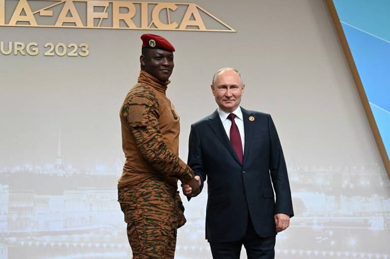 Le président russe Vladimir Poutine salue le chef de la junte burkinabè, le capitaine Ibrahim Traoré, lors d'une cérémonie de bienvenue au deuxième sommet Russie-Afrique à Saint-Pétersbourg le 27 juillet 2023.