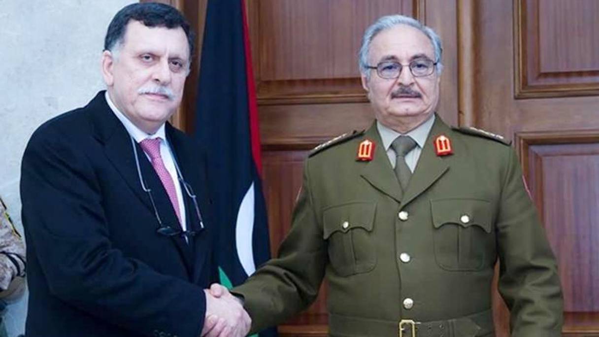 Le chef du gouvernement d’union nationale, Fayez Al-Sarraj, et son rival, le maréchal Khalifa Haftar, homme fort de l’est du pays.