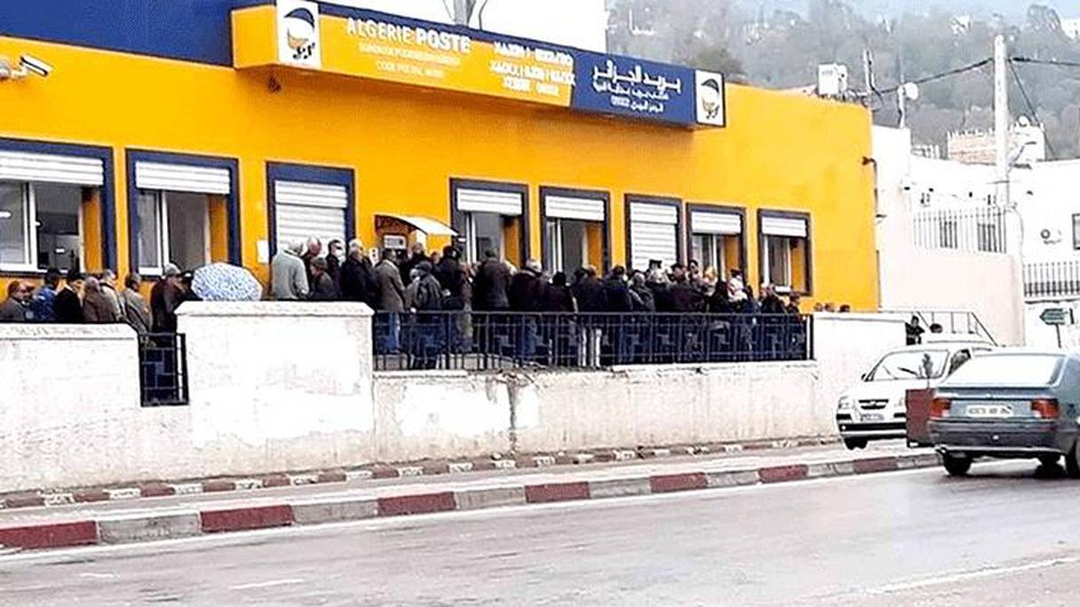 Les files d'attente s'allongent devant les bureaux de poste en Algérie. 