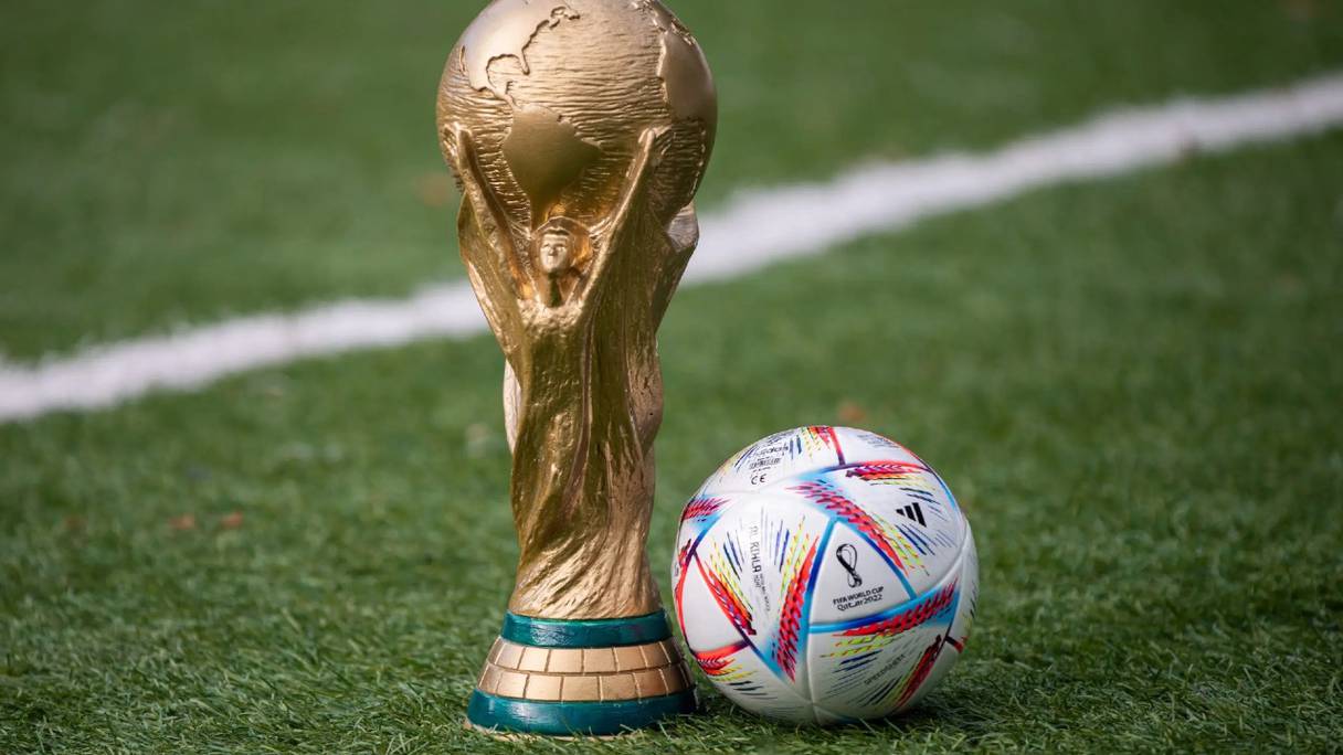 Le Trophée et le ballon de la Coupe du monde.