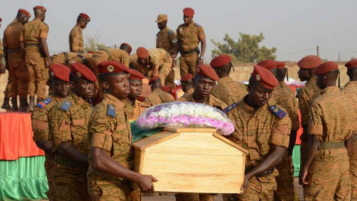 Des militaires bukinabè portant le cercueil d'un frère d'arme tombé sur le champ de bataille. 