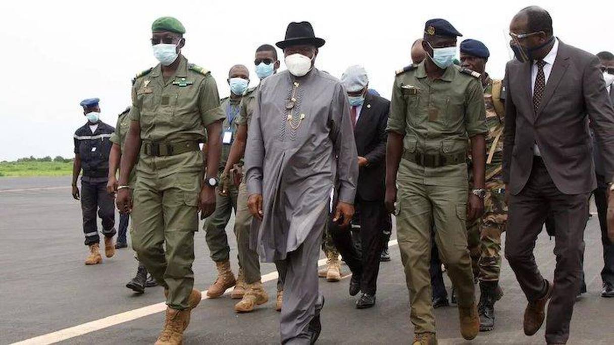 Le président Goodluck Jonathan en compagnie des militaires maliens.