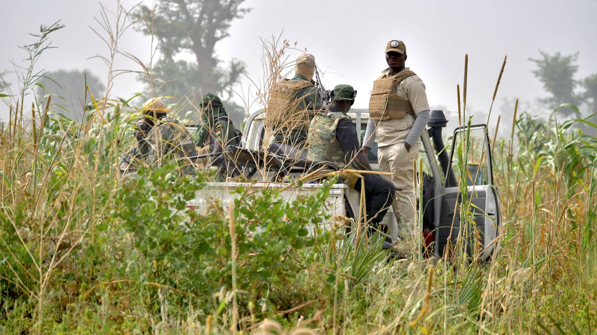Une patrouille militaire nigérienne de l'opération «Faraouta Bouchia», qui lutte contre les bandes armées patrouille dans la région de Maradi, près de la frontière avec le Nigeria, le 2 novembre 2022.