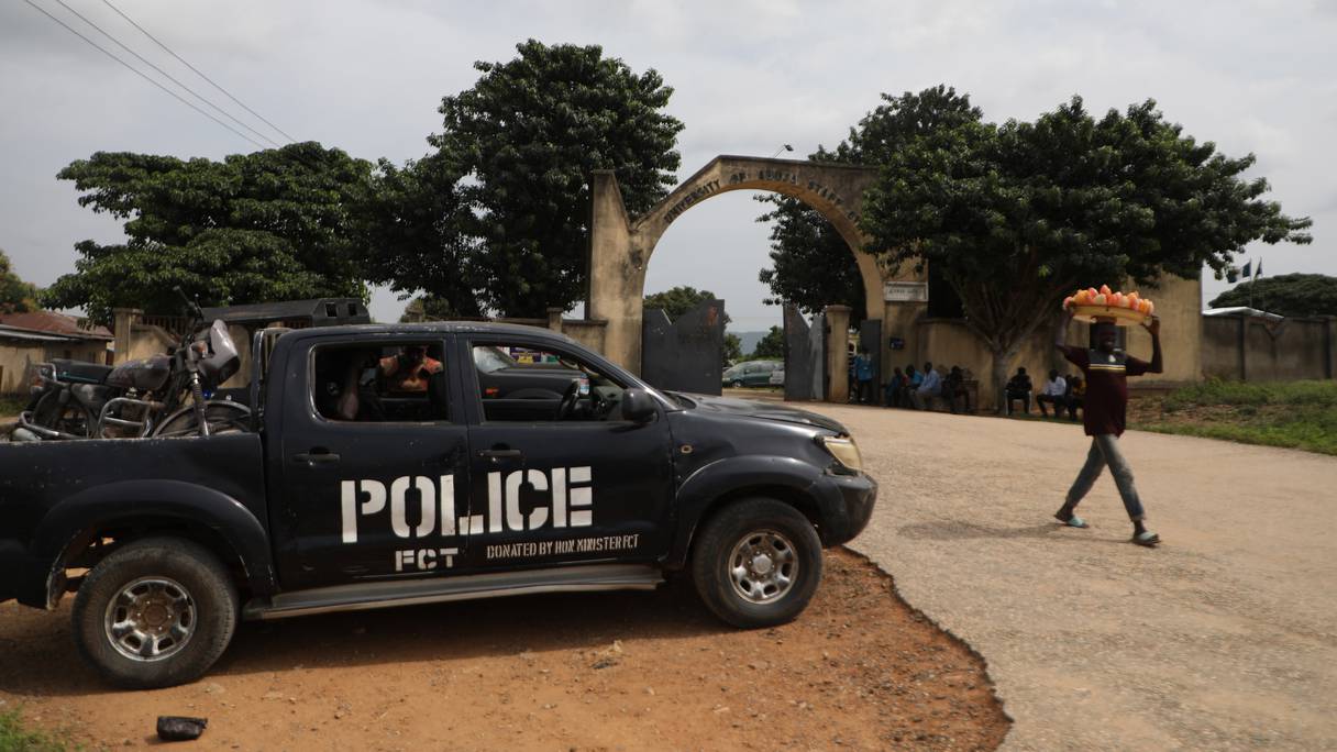 Une voiture de police est stationné devant la porte des quartiers du personnel de l'Université d'Abuja, au Nigeria, le 2 novembre 2021.