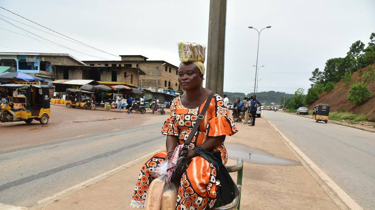 Le 22 septembre 2021, une vendeuse de rue à Noé, ville frontalière entre le Ghana et la Côte d'Ivoire.