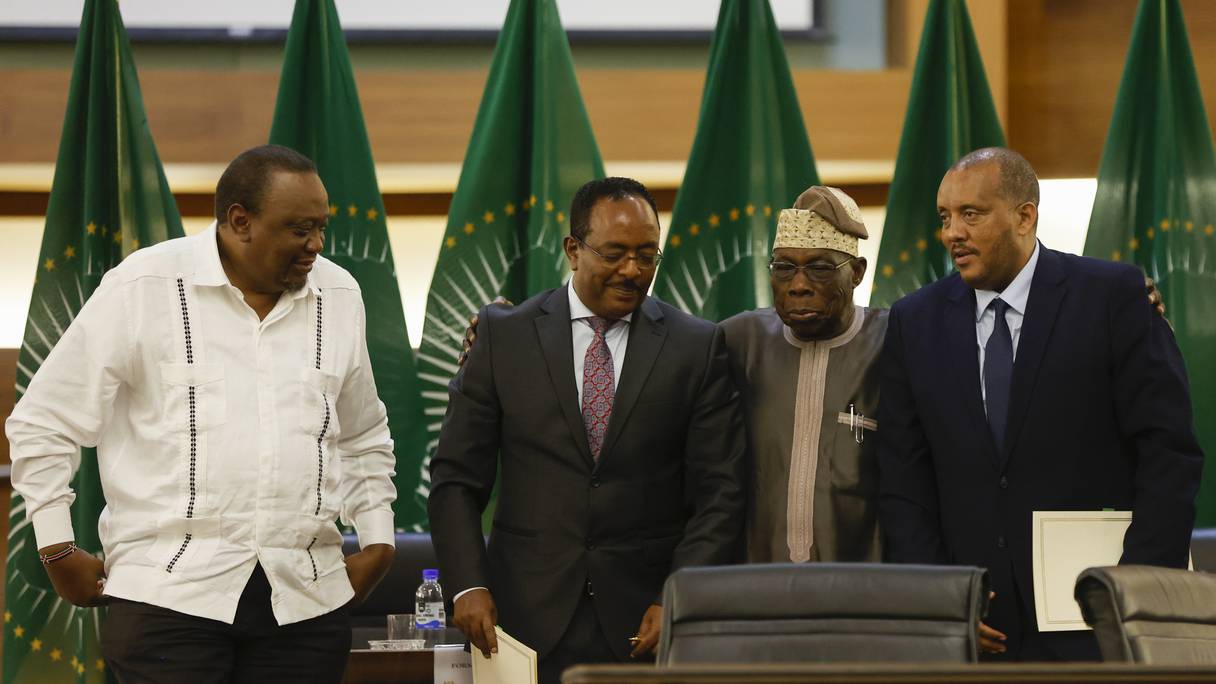 De g. à d., l'ex-président kényan Uhuru Kenyatta, le représentant du gouvernement éthiopien Redwan Hussein, l'envoyé spécial de l'UA Olusegun Obasanjo et le représentant du FLPT Getachew Reda, après la signature de l'accord de paix.