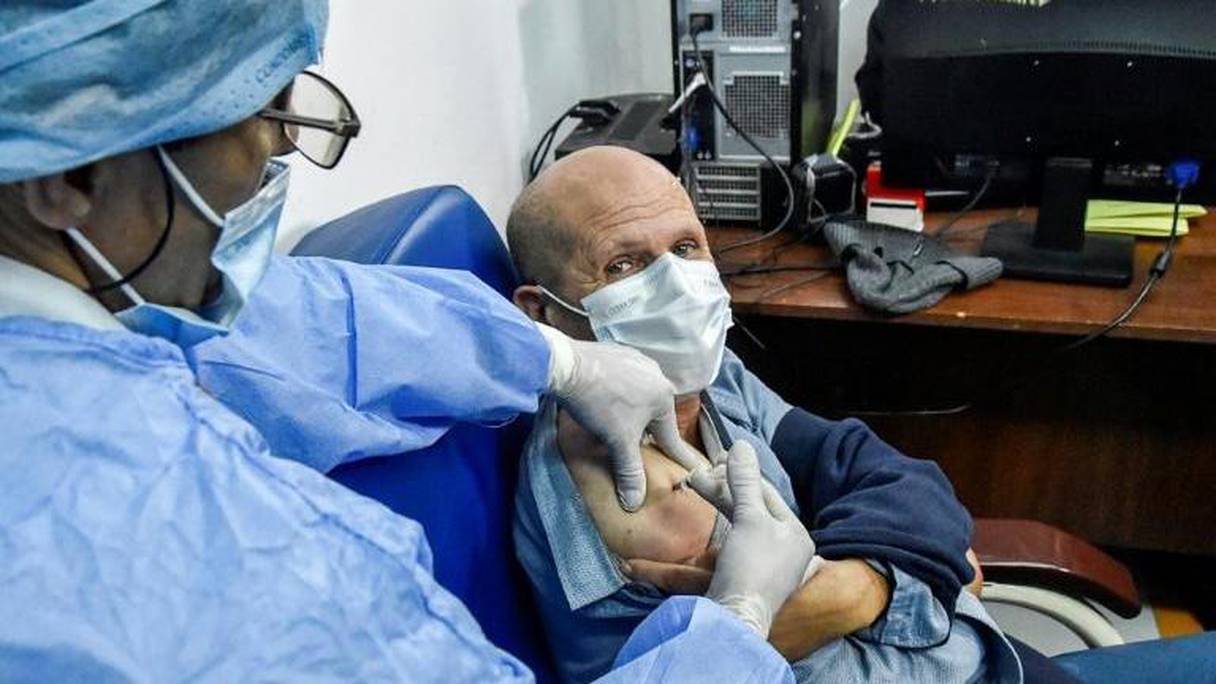 Un patient algérien se faisant vacciner.