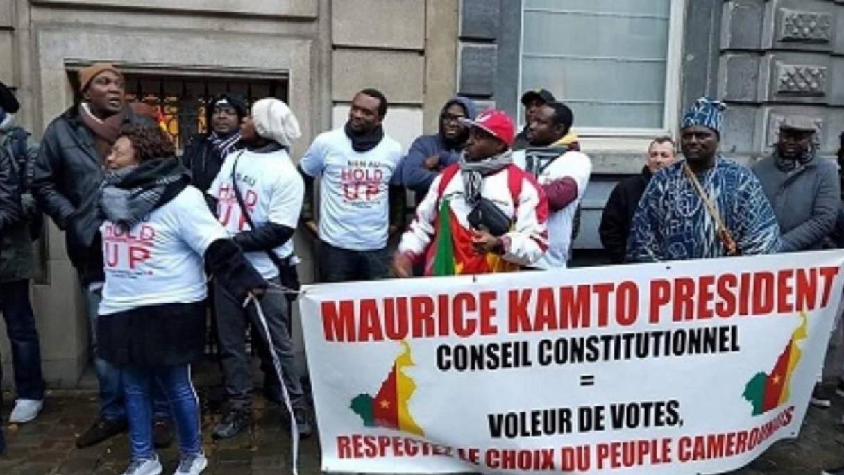 Des activistes, réputés proches de l’opposant Maurice Kamto, à l'intérieur de l'ambassade du Cameroun en Allemagne.