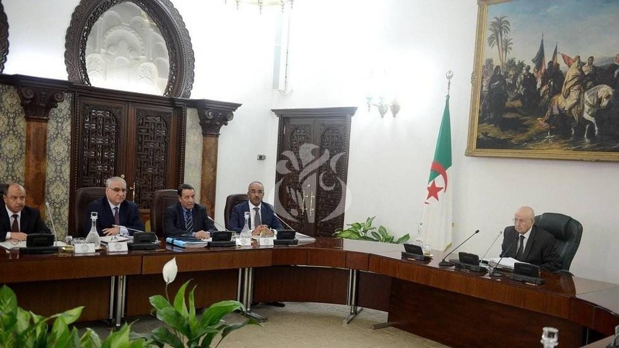 Abdelkader Bensalah, président algérien par intérim, en conseil des ministres. 