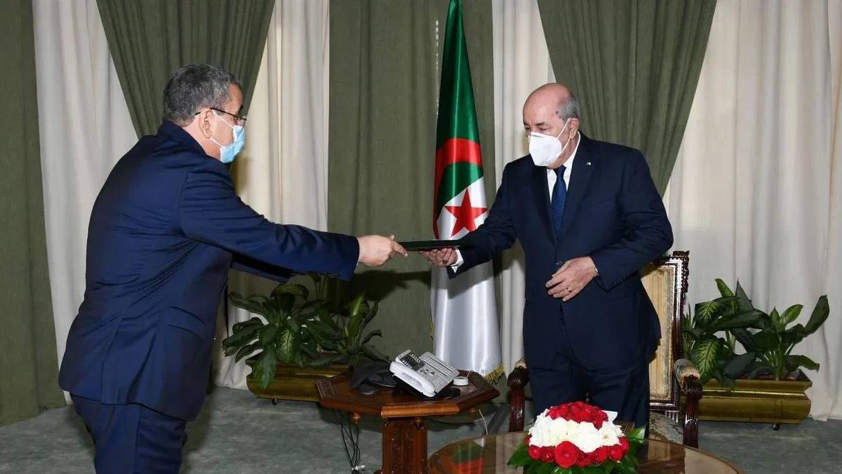 Abdelaziz Djerad remettant sa démission et celle de son gouvernement au président Abdelmadjid Tebboune. 