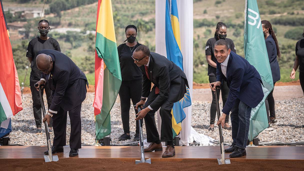Akufo-Addo président du Ghana (L), Paul Kagame (2e L) président du Rwanda, Ugur Sahin PDG de BioNtech (R) innovent pour marquer le début de la construction de la première usine africaine de vaccins à ARNm dans la zone économique de Kigali, Kigali, Rwanda, le 23 juin 2022. Selon BioNTech, cette usine permettra aux pays africains de lancer leur propre réseau de fabrication de vaccins. (Photo de Simon Wohlfahrt/AFP).