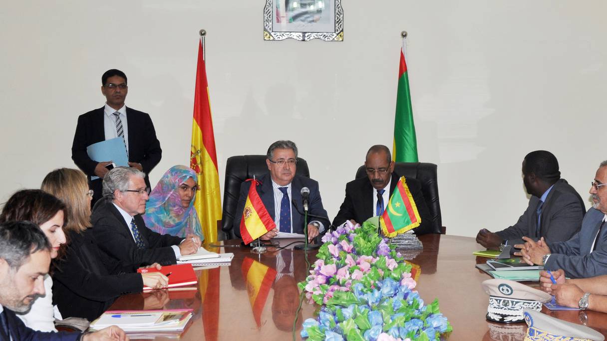 Le ministre mauritanien de l'Intérieur et de la décentralisation Ahmedou Ould Abdalla (C-D) et le Eespagol de l'intérierJuan Ignacio Zoido (C-G) lors d'une séance de travail à Nouakchott en Mauritanie ou le ministre Espagnol est arrivé le 12 février 2018 pour une visite de travail.