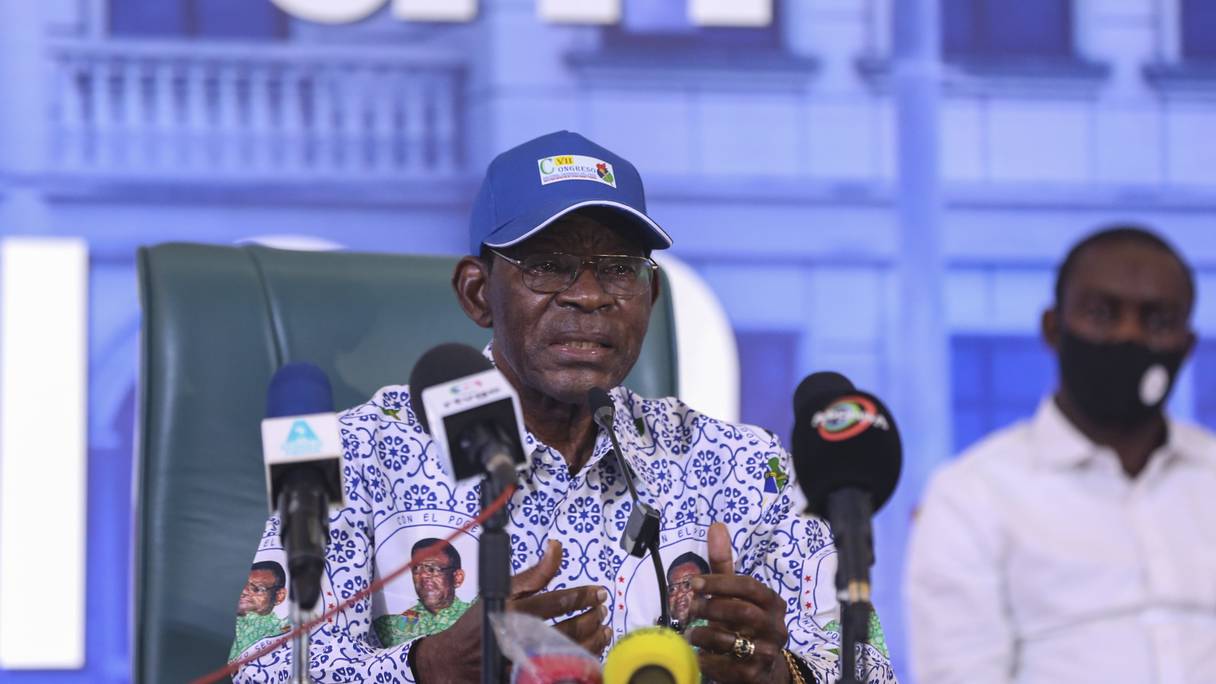 Teodoro Obiang Nguema Mbasogo, président de Guinée équatoriale et président du Parti démocratique de Guinée équatoriale (PDGE), prend la parole lors d'une conférence de presse dans la salle des congrès de Bata, en Guinée équatoriale, le 25 novembre 2021.