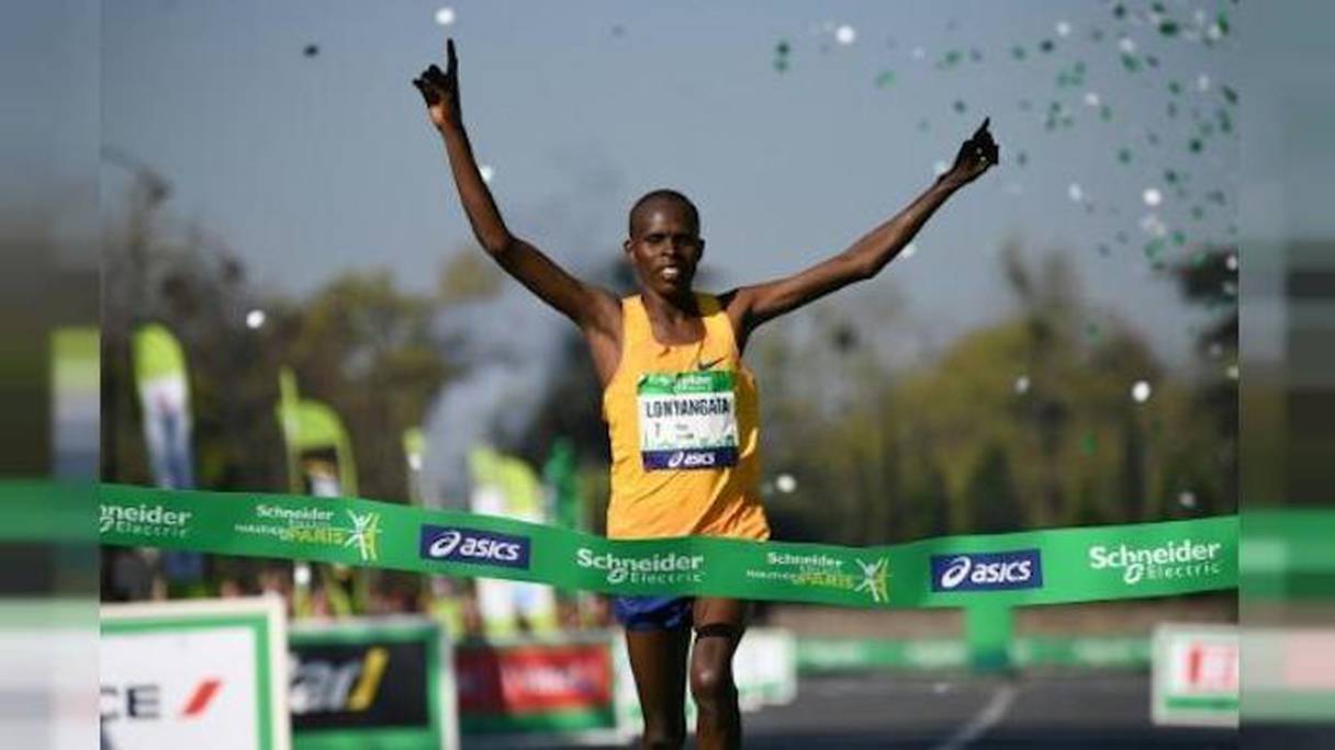 Le Kenyan Paul Lonyangata, tenant du titre, a remporté dimanche la 42e édition du marathon de Paris.
