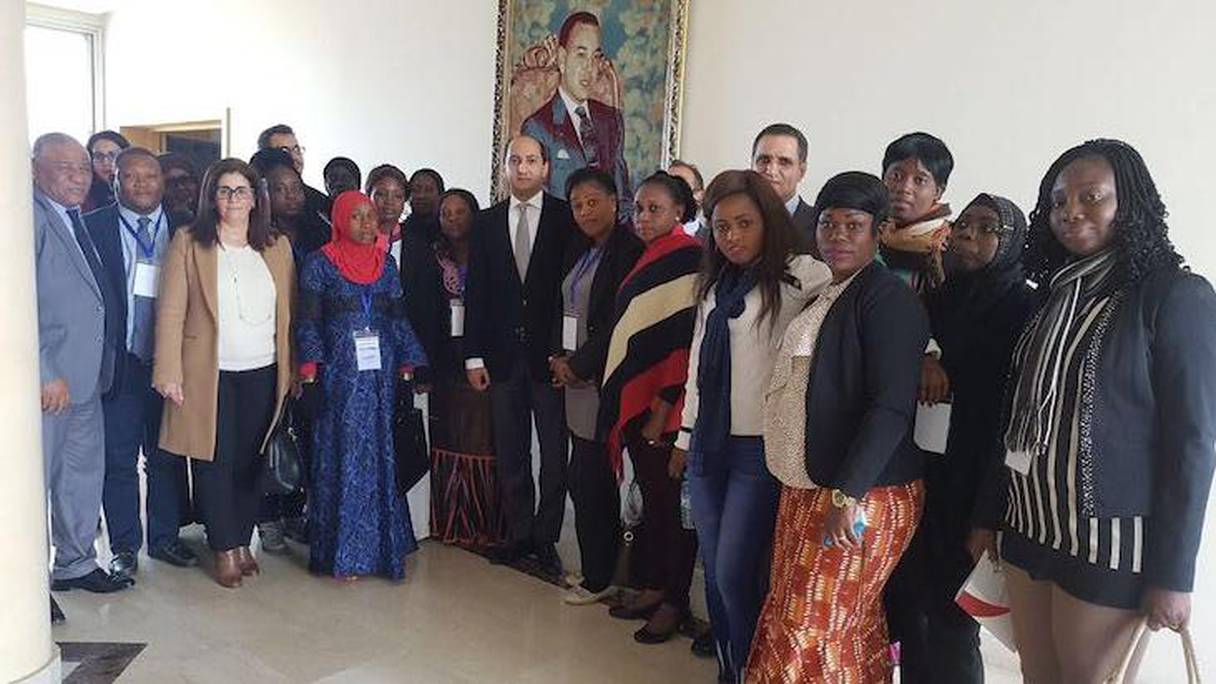 L'ambassadeur directeur général de l'AMCI, Mohamed Methqal, entourée des femmes participantes à l'atelier de formation. 
