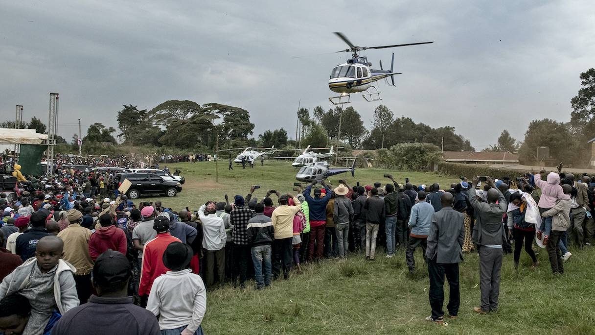 Des partisans rassemblés pour saluer les hélicoptères utilisés par le candidat de la coalition Azimio la Umoja, Raila Odinga, au stade Githunguri dans le comté de Kiambu le 6 juillet 2022