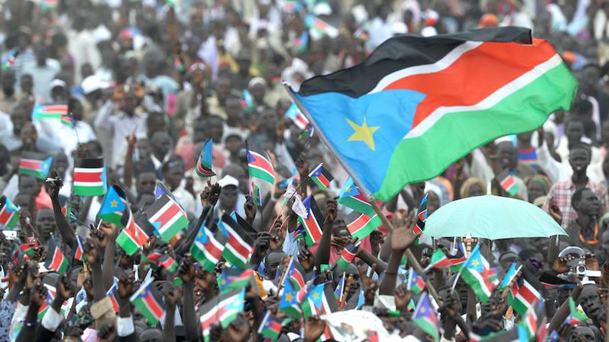 Des milliers de sud-soudanais brandissant leur drapeau, lors de l'indépendance, le 9 juillet 2011. 