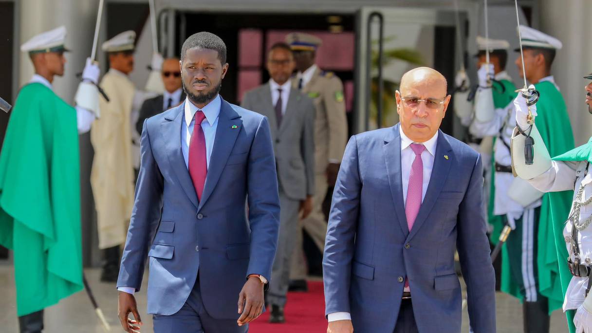 Le président sénégalais, Bassirou Diomaye Faye, accueilli à son arrivée à Nouakchott par son homologue mauritanien, Mohamed Ould Cheikh El Ghazouani, le 18 avril 2024.