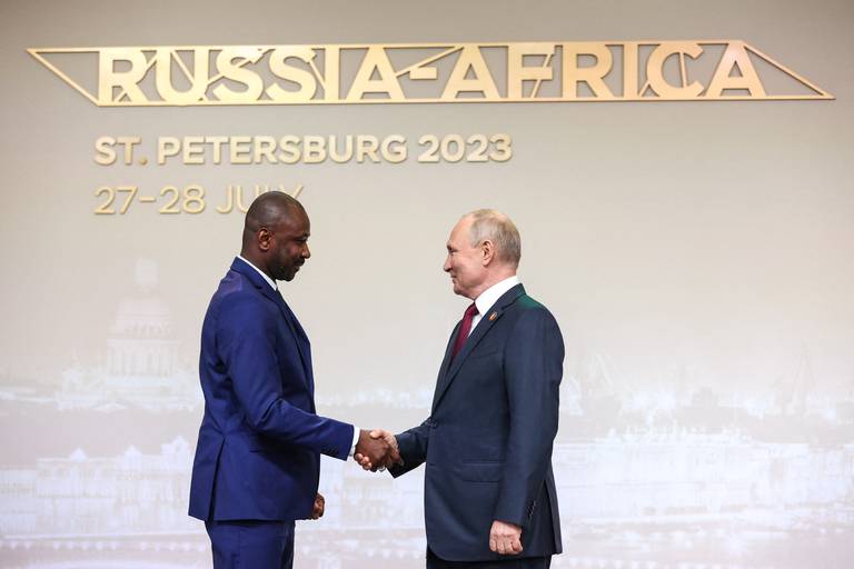 Le président russe Vladimir Poutine salue le chef de la junte malienne, Assimi Goita, lors d'une cérémonie de bienvenue au deuxième sommet Russie-Afrique à Saint-Pétersbourg le 27 juillet 2020.