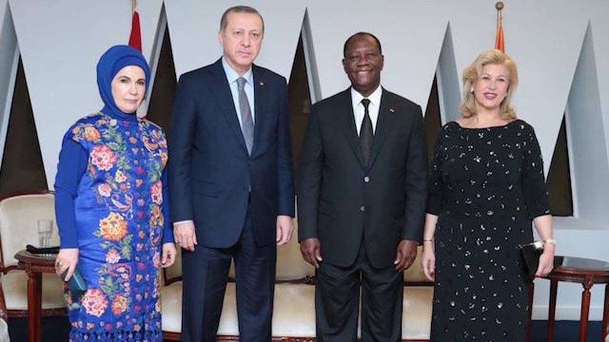 Les couples présidentiels turc et ivoirien. 