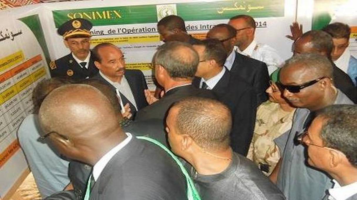 Le président mauritanien visitant un stand de la Sonimex. 