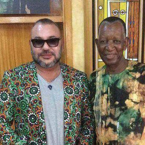 Le Roi Mohammed VI et le styliste burkinabè Pathé'O dans son atelier