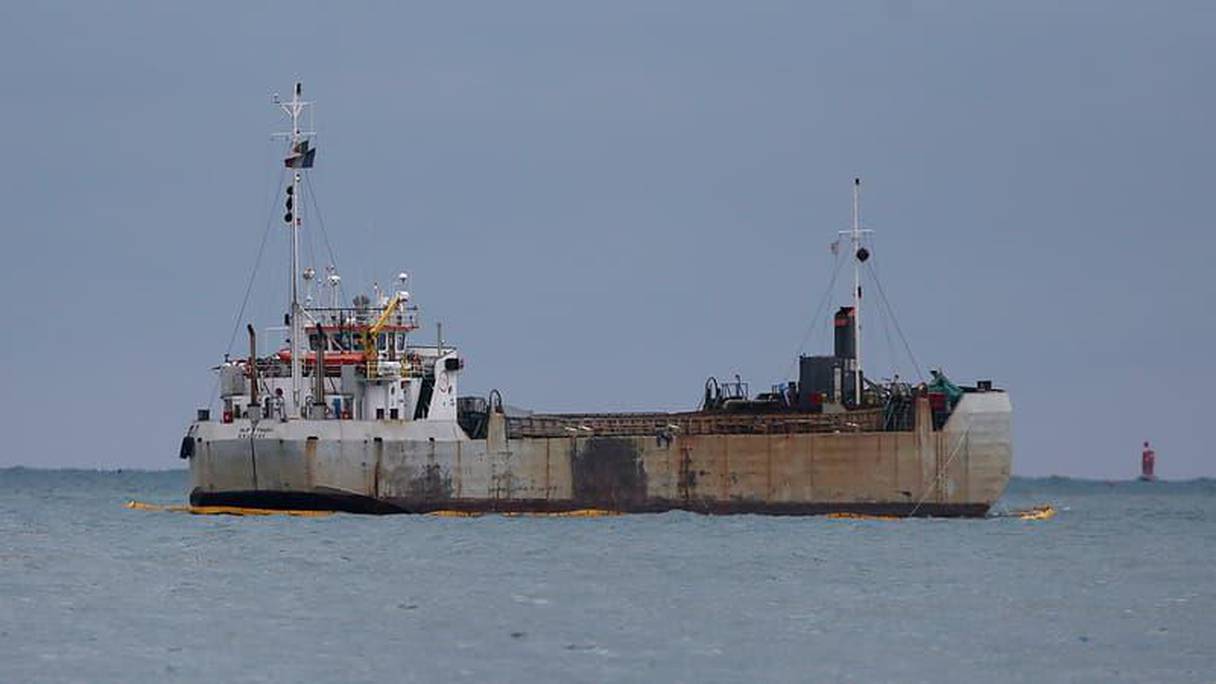 Un navire en difficulté photographié au large de Cherbourg le 15 octobre 2015 (image d'illustration) . 