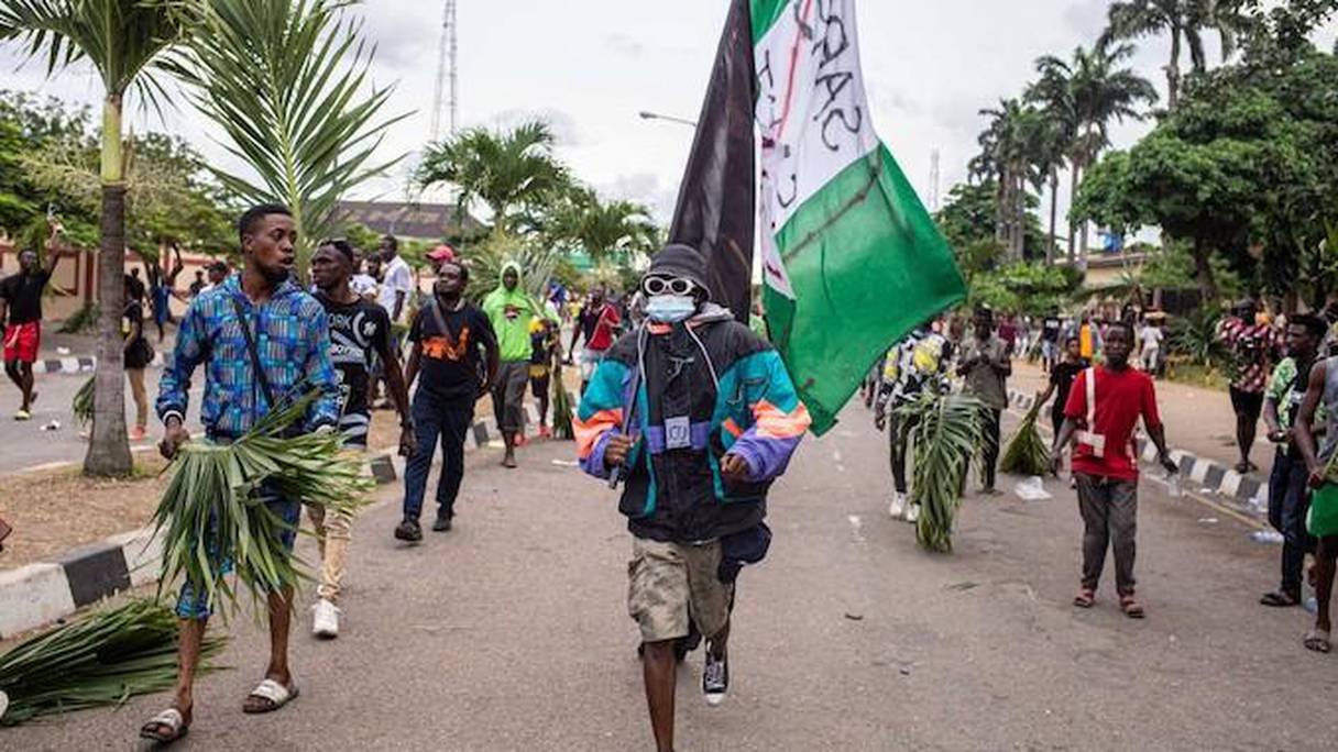 Des jeunes Nigérians participant à la manifestation qui fait rage depuis début octobre. 