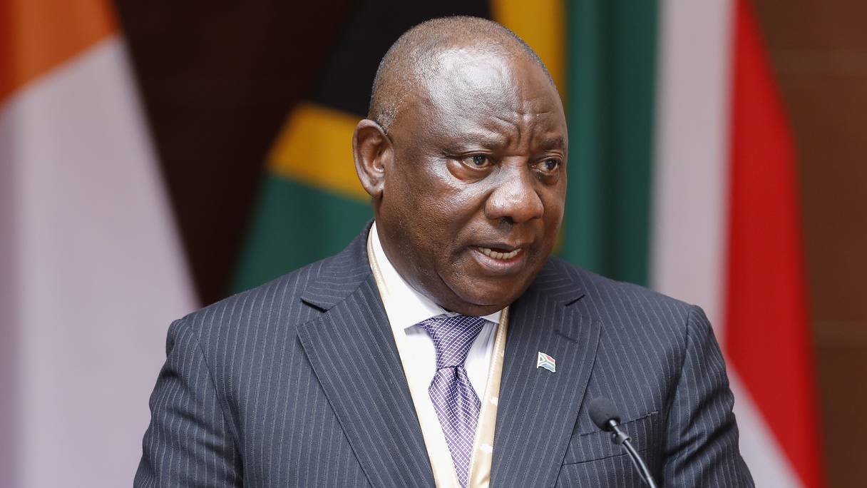 Le président sud-africain Cyril Ramaphosa réagit lors de la visite d'État du président ivoirien Alassane Ouattara (non représenté) aux bâtiments de l'Union à Pretoria le 22 juillet 2022.