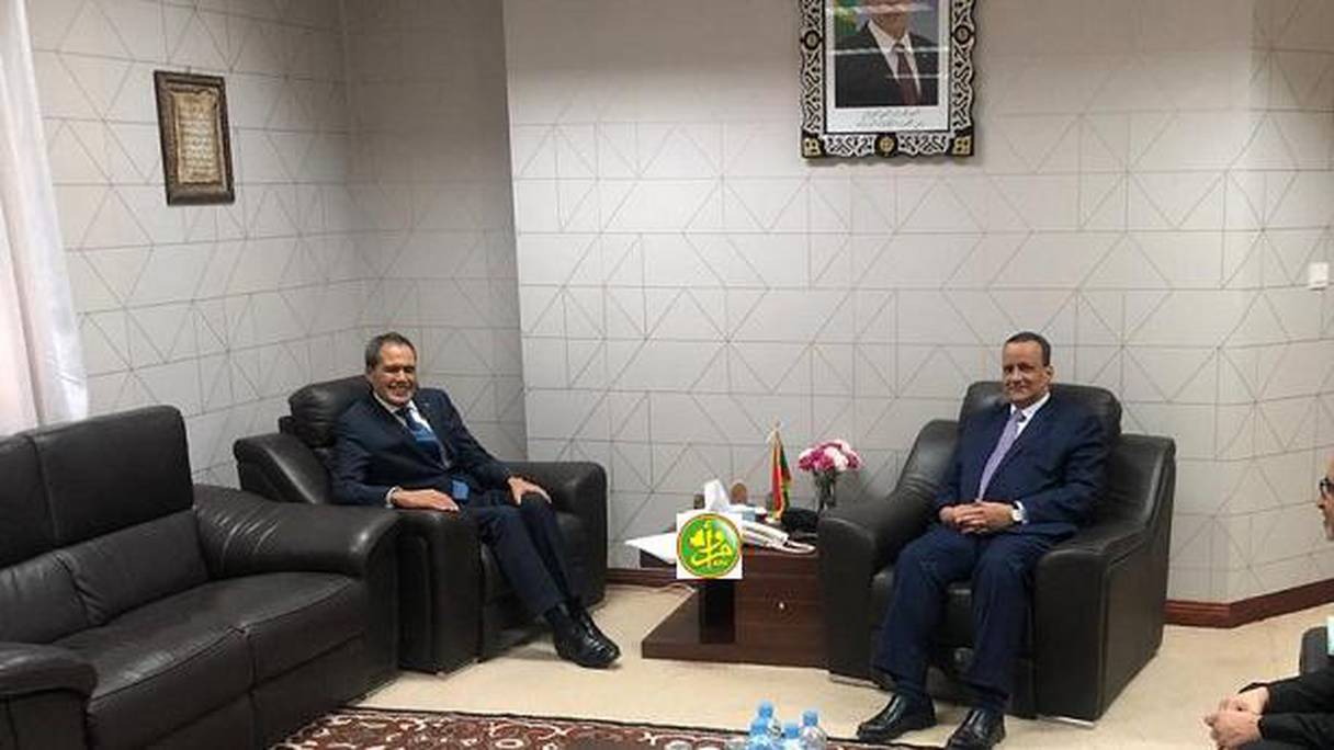 Le ministre mauritanien des affaires étrangères, Ismaël Cheikh Ahmed, et l’ambassadeur du Maroc à Nouakcott, Hamid Chabar
