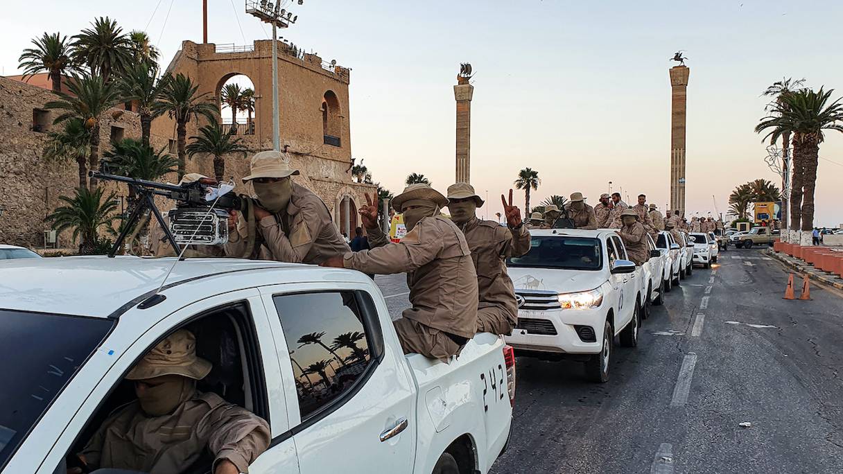 Des véhicules de la "Brigade de Tripoli", une milice fidèle au gouvernement d'accord national (GNA) reconnu par l'ONU, défilent sur la place des Martyrs au centre de Tripoli, le 10 juillet 2020. 
