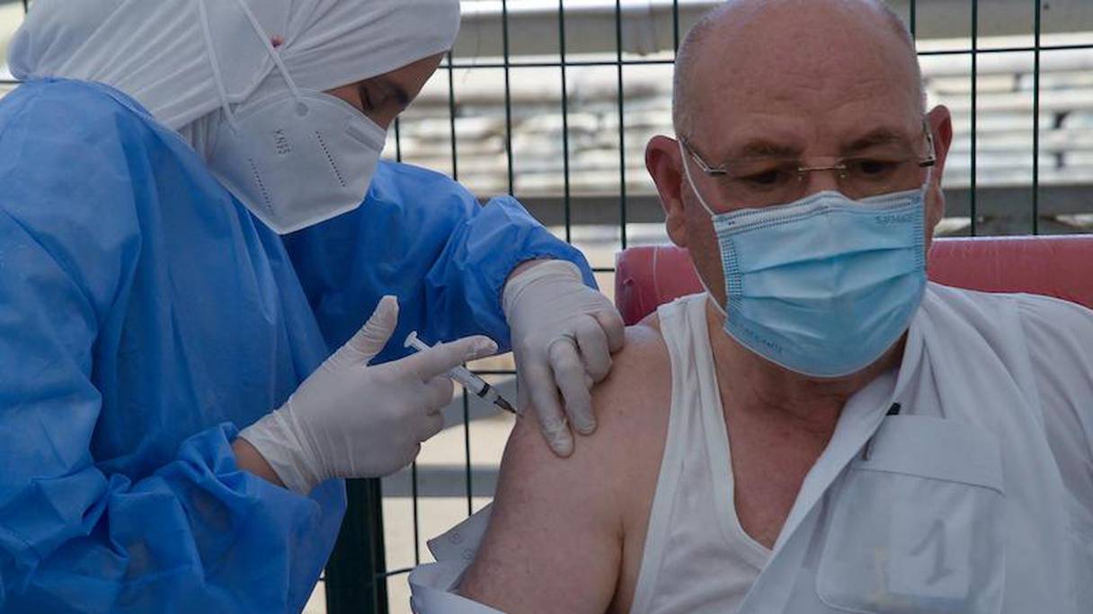 Exposés et sans matériel de protection, les médecins algériens paient un lourd tribut à la pandémie du Covid-19. 