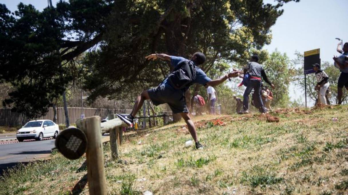 Etudiants sud-africains affrontant les forces de l'ordre.