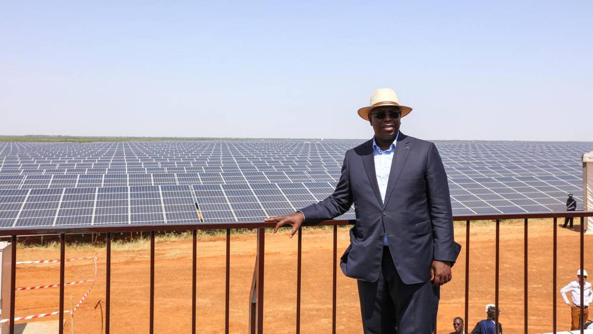 Le président Macky Sall qui pose fièrement prés de ses installations solaires.