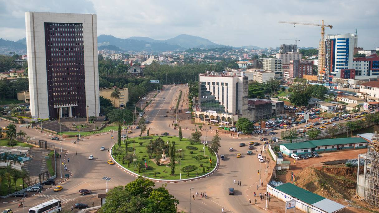 Cette photo prise le 22 novembre 2019 montre une vue générale du centre-ville de Yaoundé avant le sommet extraordinaire de la Communauté économique et monétaire de l'Afrique centrale (CEMAC), à Yaoundé, la capitale du Cameroun.
