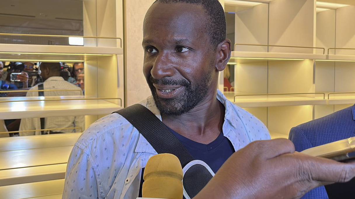 Le journaliste français Olivier Dubois à son arrivée à l'aéroport de Niamey, le 20 mars 2023.