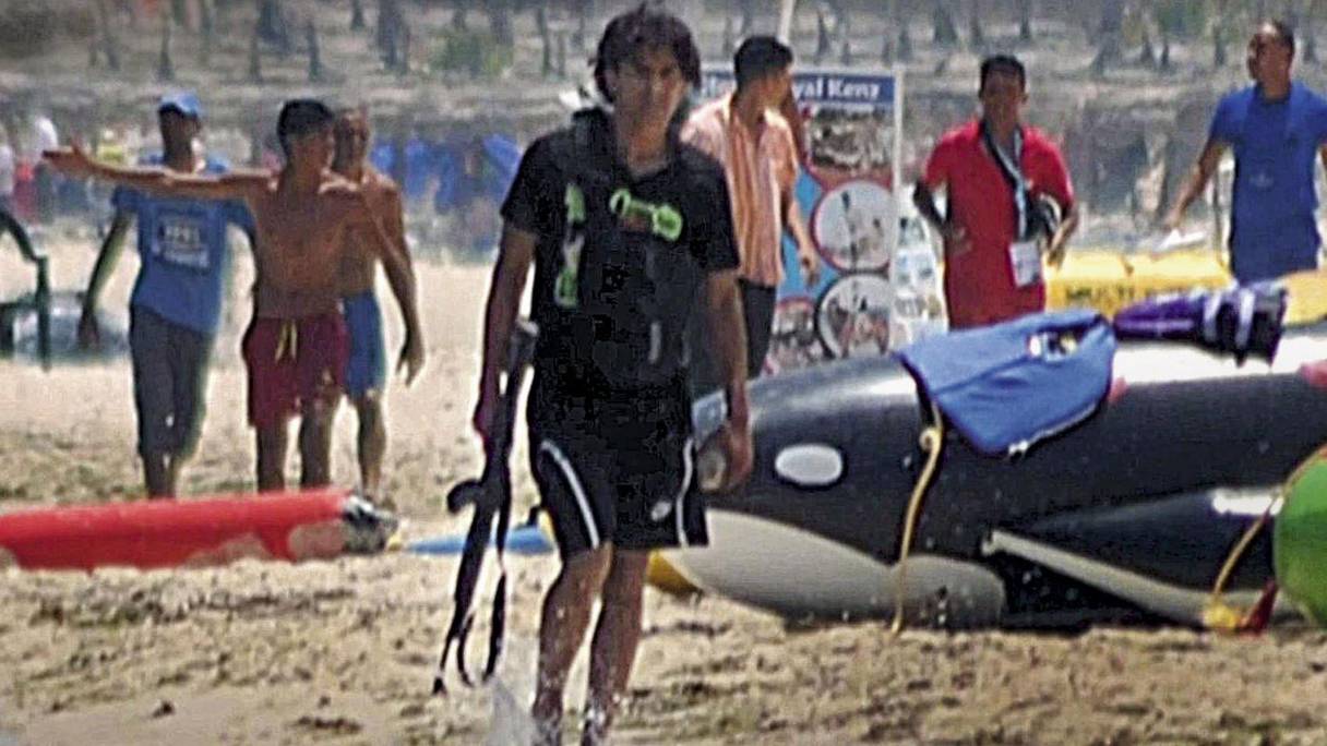 Le terroriste avec son fusil au moment du carnage sur la plage de l’hôtel Riu Imperial Marhaba.
