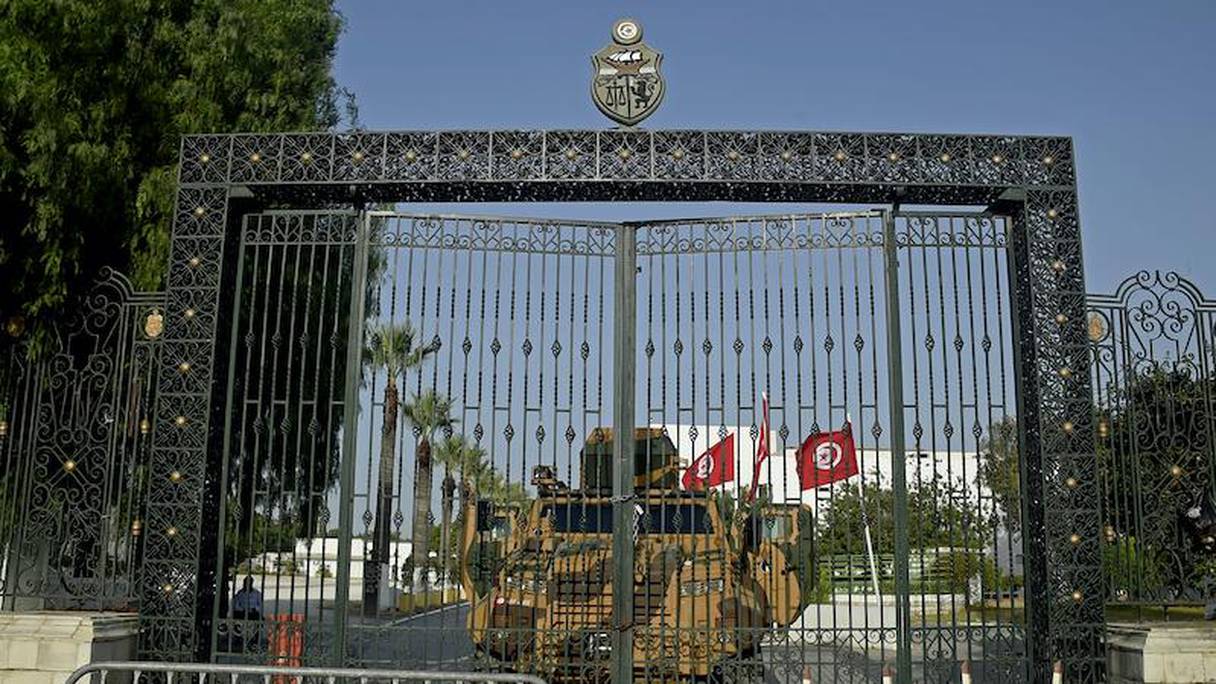Le portail du Parlement tunisien barricadé le 26 juillet 2021 par l'armée tunisienne. 