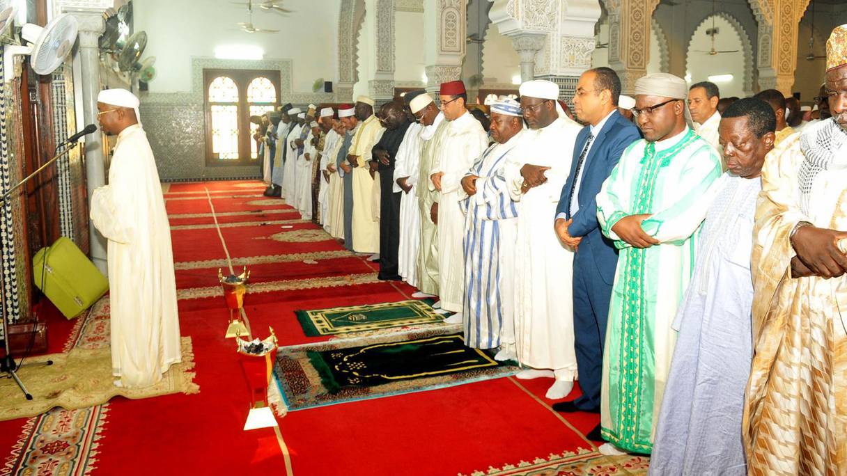 Le Président Ali Bongo, priant à l'intérieur de la mosquée Hassan II, lors de la fête de l'Aid El-fitr 2017.