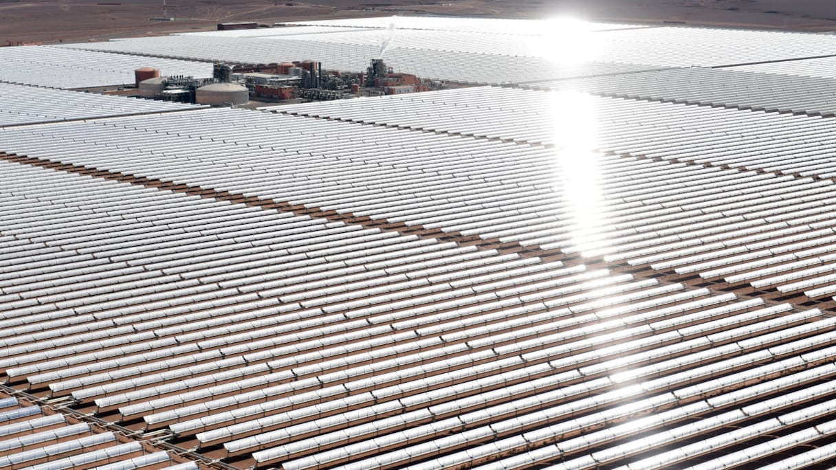 Une vue aérienne des miroirs solaires de la centrale solaire à concentration (CSP) Noor 1, à environ 20 km (12,5 miles) de la ville de Ouarzazate, le 4 février 2016. Noor 1, l'une des plus grandes centrales solaires au monde, est la première étape d'un projet plus vaste visant à stimuler la production d'énergie renouvelable au Maroc.