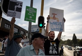 Des habitants brandissent des pancartes lors d'une manifestation contre l'absence d'accès à l'eau dans la région de Blairgowrie, à Johannesburg, le 12 mars 2024.