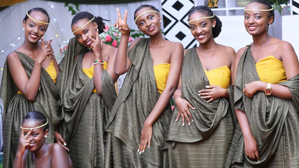 Des filles d'honneur, lors d'un mariage traditionnel rwandais.