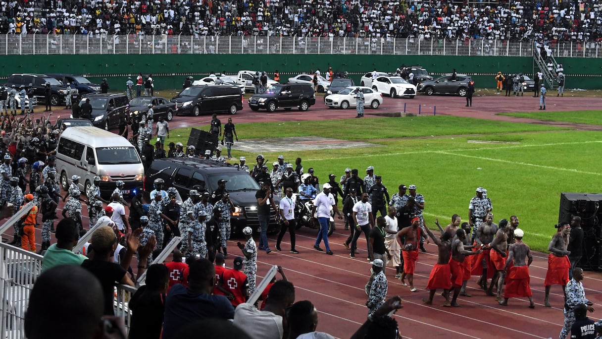 Le cercueil de DJ Arafat quittant le stade Félix Houphouet-Boigny à Abidjan, à l'issue de ses funérailles le 31 août 2019