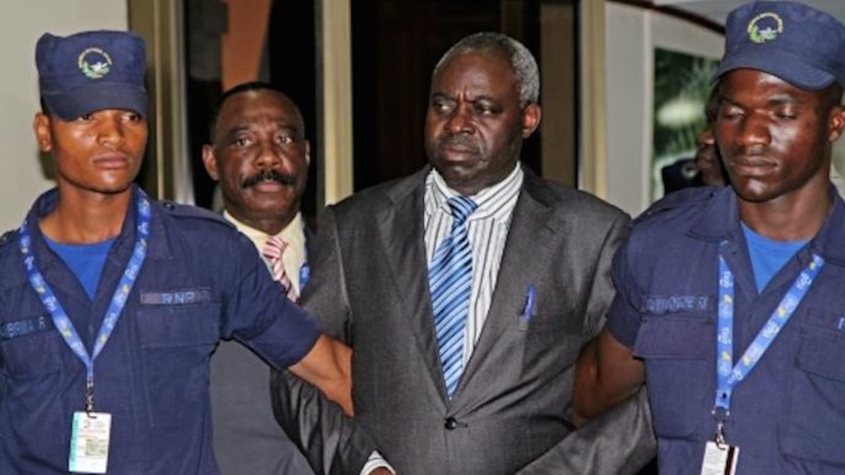 Bernard Munyagishari (C), un ancien chef de milice dans la province de Gisenyi, dans le nord-ouest du Rwanda, le 24 juillet 2013 à son arrivée à l'aéroport de Kigali au Rwanda.