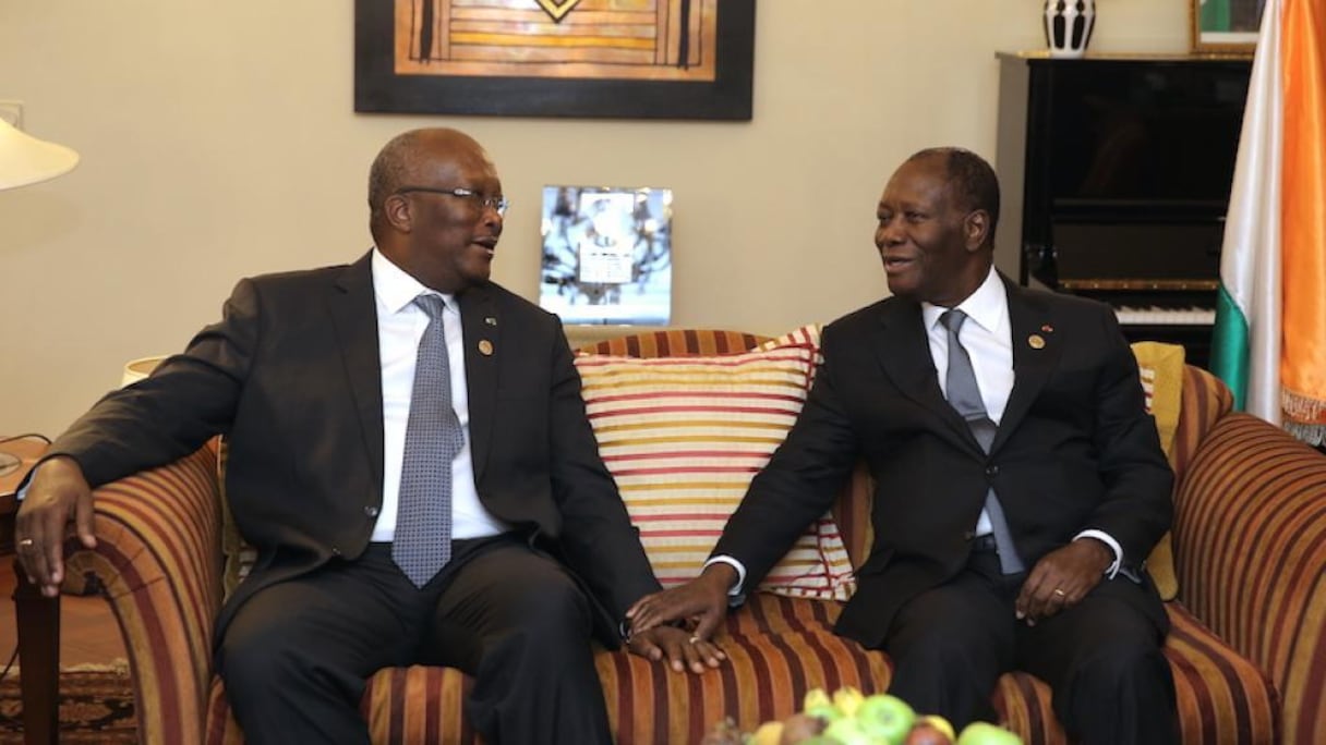 Le président burkinabè Roch Marc Christian Kaboré (gauche), en compagnie de son homologue ivoirien Alassane Ouattara.