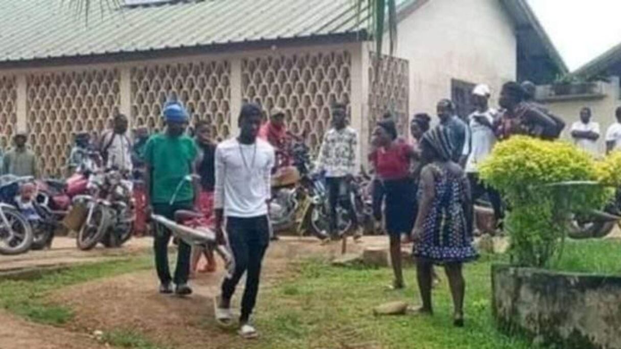 Evacuation de blessés lors du massacre de Kumbi.